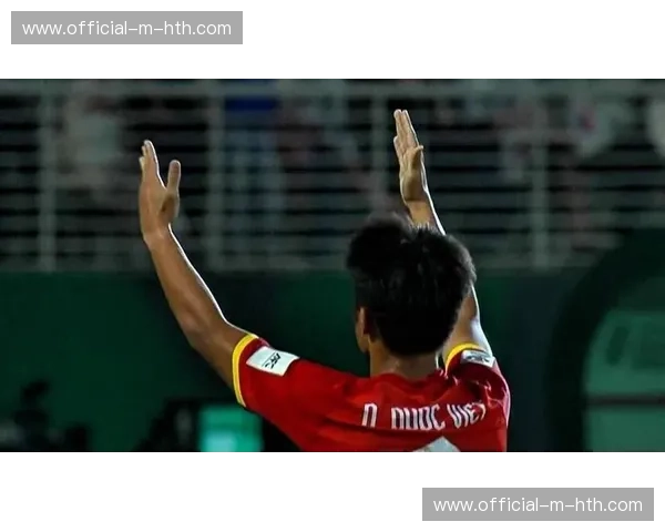 点球罚失后，谢菲联前锋在队友安慰下低头走回半场